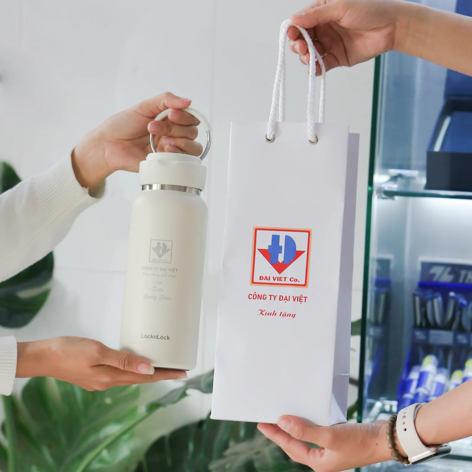 Sản phẩm được hoàn thiện cùng hộp quà